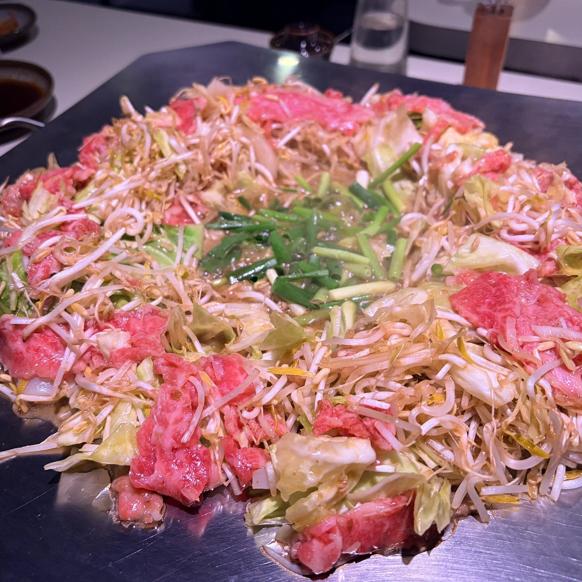 nonstop_tail's tweet photo. 鹿児島の同僚と一緒に「炊き肉」を食べたんだけど、焼肉とも鍋とも違う新感覚で、これは全人類食べるべきだと思ったのだ。#鹿児島出張 #炊き肉 #牛ちゃん https://t.co/PmsOJf2fWc