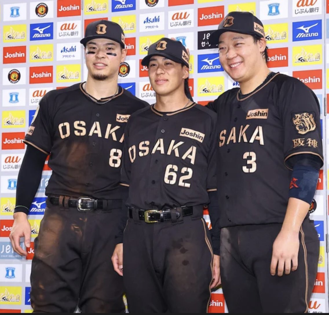 miri7773's tweet photo. #連夜のサヨナラ
#阪神タイガース 

大山悠輔選手が連夜のサヨナラ勝ちの犠飛で最短で今日にも優勝マジック29点灯か
佐藤輝明選手が2夜連続の9回に同点に成るタイムリーヒット
お立ち台でヒーローインタビュを受ける3人
優勝マジック29に向かって頑張れ阪神タイガース目指せ連覇そして日本一 https://t.co/DzW3qqeXiI