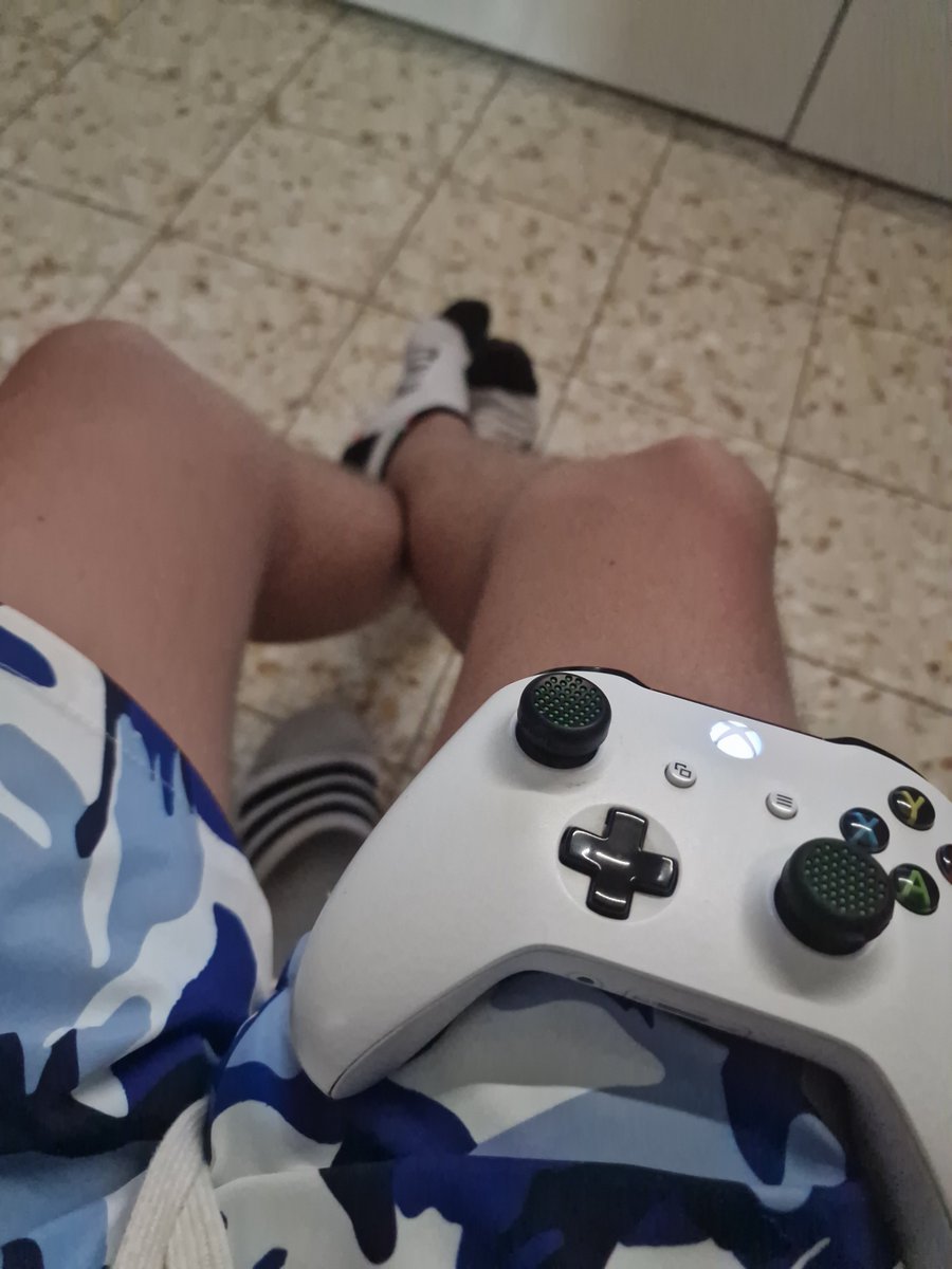 leonar0999's tweet photo. merde chi mi vuole fare la ultima console per farmi divertire un po #sweatyfeet #spit #PayPig #Moneyslave #cashmaster #feetslave https://t.co/1VYWDVc9PM