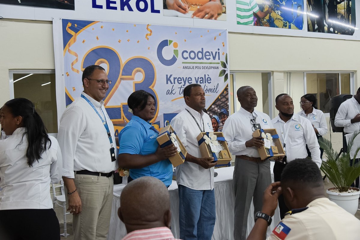 codevi_campus's tweet photo. Jodi a Codevi ap selebre 23 an , mèsi a anplwaye nou yo , se devouman, efò ak travay ann ekip ki  sèvi kòm fondasyon pou siksè . Nou vle remèsye tou, ak tout kè nou, kominote a ak tout kolaboratè nou yo 👏👏 Mèsi Anpil https://t.co/o1Rymq2B0Z