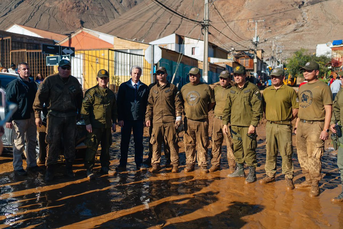 PresidenteKast's tweet photo. En medio de las catástrofes no hay colores políticos ni equipos de fútbol que nos separen. Los chilenos unidos, sacamos la tarea adelante. Estuvimos en Tocopilla junto a las autoridades locales y las personas damnificadas por esta grave emergencia. 🇨🇱 https://t.co/FuihDxeRZO