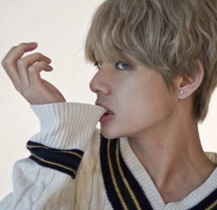 morangojk's tweet photo. #taekookau onde depois de um mensagem que deveria ter sido enviada para o seu namorado, Taehyung acaba se envolvendo com seu chefe Jeon Jungkook de uma maneira inusitada https://t.co/vBM9JGBJ10