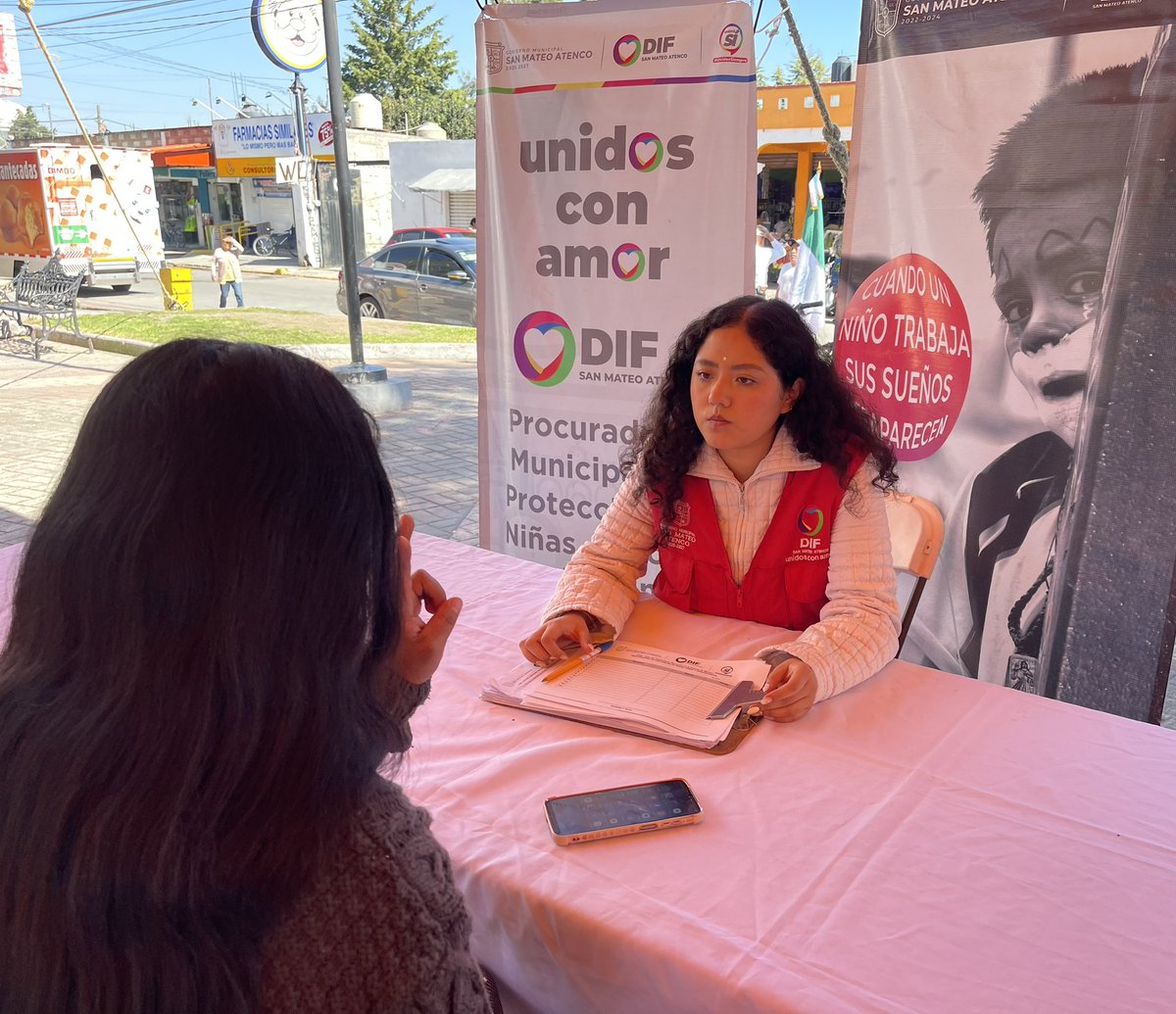 DIFSMA's tweet photo. Cada mes, la caravana #DIFCercaDeTi llega a un barrio o colonia para acercar a las #FamiliasAtenquenses nuestros servicios asistenciales, hoy estuvimos con mucho gusto con vecinas y vecinos del barrio #SantaMaría.
¡Seguimos cerca de ti, porque estamos #UnidosConAmor! ❤️ https://t.co/5YInqlIAZ5