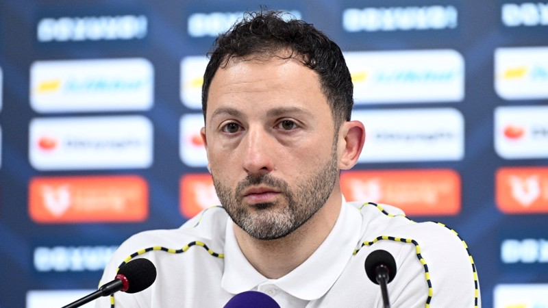 sergensahintr's tweet photo. Tedesco geri gelsin diye gözyaşı döken tayfaya küçük bir HAFIZA TAZELEME bırakayım. 🧠👇

Bu adam Fenerbahçe’nin başındayken:

❌ Dinamo Zagreb 3-1 Fenerbahçe
❌ Fenerbahçe 1-2 Beşiktaş
❌ Fenerbahçe 0-1 Aston Villa
❌ Fenerbahçe 0-3 Nottingham Forest
❌ Karagümrük 2-0 Fenerbahçe
❌ Konyaspor 1-0 Fenerbahçe — KUPADAN ELENİŞ
❌ Galatasaray 3-0 Fenerbahçe — ŞAMPİYONLUK YARIŞINA FİŞİN ÇEKİLDİĞİ GECE
Nottingham Forest, Kadıköy’e gelip Fenerbahçe’yi 3-0 dağıttıktan sonra Tedesco’nun söylediği cümle neydi?
🗣️ “Mağlubiyeti hak ettik. İlk yarı 4-0, 5-0 olabilirdi. Doğru düzgün pozisyon üretemedik.”
Yetmedi…
Samsunspor maçından sonra:
🗣️ “Bize gol atmak çok kolay. Sadece orta yapmanız yeterli. Bugün ben bile oynasam ceza sahamızda gol atabilirdim.”
Yetmedi…

🗣️ “Sanki cenaze ortamı var.”
🗣️ “Bazı oyuncuların uyanması gerekiyor.”
🗣️ “Devre arasında herkes ceset gibiydi.”
🗣️ “Kadıköy’de bazen zorlanıyoruz, takım olarak titriyoruz.”

Bir Fenerbahçe teknik direktörünün kendi takımını kamuoyu önünde tarif ettiği kelimeler bunlar.

Sonra ne oldu?

📉 Ligin son sırasındaki Karagümrük’e 2-0 kaybetti.
🏆 Konyaspor’a 120 dakikada gol atamayıp kupadan elendi.
🔥 Şampiyonluğun kader maçında Galatasaray’a 3-0 kaybetti.
🚪 Ertesi gün görevine son verildi.

Evet, Süper Kupa’yı kazandı. Onu da yazalım; tarihi işimize geldiği gibi eğip bükmeyelim.

Ama bir kupayı alıp sezonun en kritik döneminde Avrupa’dan elenen, Türkiye Kupası’ndan elenen ve şampiyonluk yarışının finalinde 3-0 dağılan teknik direktörü bugün “kurtarıcı” diye pazarlamak başka bir şey.

Fenerbahçe’nin sorunu geçmişte kovduğu her hocayı altı ay sonra efsaneleştirmek zaten.
TEDESCO’YU ÖZLEMEYİN. NEDEN GÖNDERİLDİĞİNİ HATIRLAYIN. 🟡🔵