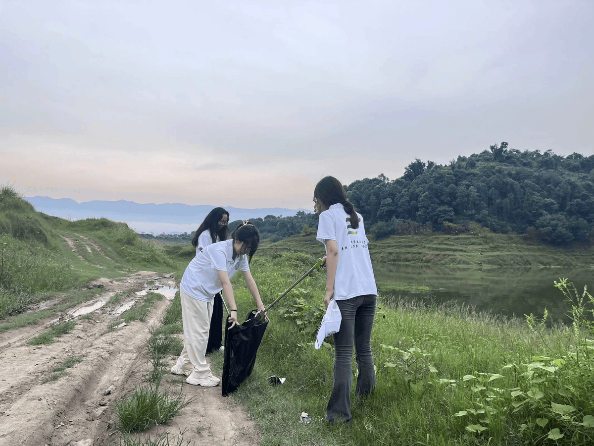 itzharry's tweet photo. Our campus environmental club’s Saturday river cleanup was a blast! We picked up 50+ pounds of trash, met new friends, and made our local waterway way cleaner. Come join our next event—next Saturday 9AM at the main gate! https://t.co/bOd0nF8zns