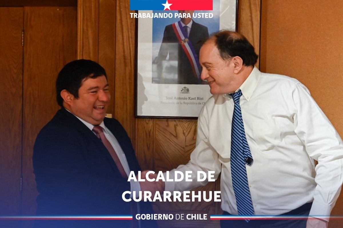 MinistroPoduje's tweet photo. En Curarrehue hay proyectos que llevan años esperando y que hoy tenemos que sacar adelante. Con el alcalde Daniel Parra abordamos las brechas en agua potable, saneamiento, conectividad y aguas lluvias, definiendo acciones para agilizar revisiones y coordinar a los distintos servicios públicos.

También revisamos el avance de los comités de vivienda de la comuna y las alternativas que entrega el Minvu para mejorar sus viviendas y barrios, incluyendo el DS27, el DS10 y el Ecobarrio Rural
