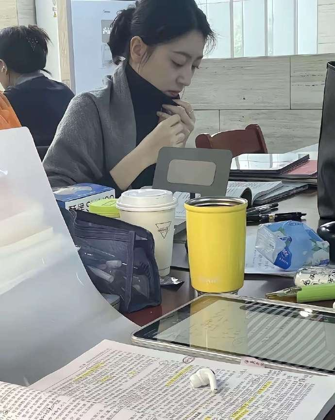 NDirren's tweet photo. 发现没 这么大个校园里 那些脸蛋顶好看的妹子 怎么反倒没几个人敢去撩呢 https://t.co/6iI889hlgm
