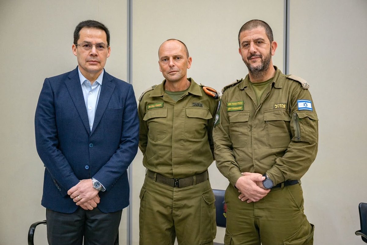 mindefensa's tweet photo. El BG (RA) Ruddy Smith Arias Rodríguez, Viceministro de Defensa para la Estrategia y Planeación, sostuvo un encuentro estratégico con la misión humanitaria internacional "Alianza de Hermanos", enviada por el Estado de Israel en respuesta a la emergencia provocada por el terremoto.

Durante la reunión se avanzó en la articulación técnica y operativa para fortalecer los trabajos de búsqueda y rescate en las zonas afectadas. La delegación, integrada por 80 especialistas en diversas áreas, suma capacidades fundamentales que potencian la respuesta institucional.

En momentos como este, la solidaridad y el conocimiento se convierten en herramientas fundamentales para ayudar a quienes más lo necesitan.