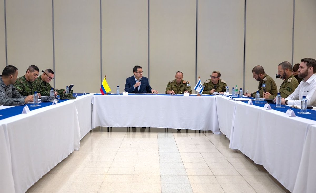 mindefensa's tweet photo. El BG (RA) Ruddy Smith Arias Rodríguez, Viceministro de Defensa para la Estrategia y Planeación, sostuvo un encuentro estratégico con la misión humanitaria internacional "Alianza de Hermanos", enviada por el Estado de Israel en respuesta a la emergencia provocada por el terremoto.

Durante la reunión se avanzó en la articulación técnica y operativa para fortalecer los trabajos de búsqueda y rescate en las zonas afectadas. La delegación, integrada por 80 especialistas en diversas áreas, suma capacidades fundamentales que potencian la respuesta institucional.

En momentos como este, la solidaridad y el conocimiento se convierten en herramientas fundamentales para ayudar a quienes más lo necesitan.