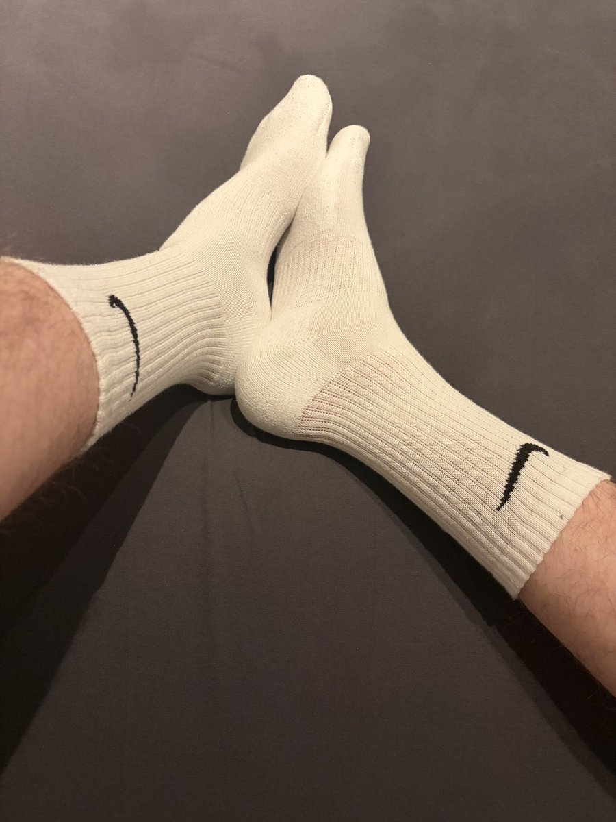 xJohnTwink's tweet photo. Wer kauft meine getragenen Socken?🧦🔥
#nsfwtwtًً #socks #feet #footdom #findom #malefeet #dirtysocks #gymsocks #footfetish #bigfeet #hairyfeet #toes #twink #german #germantwink #teen #gay #schwul #bi #bottom #germanboy https://t.co/DPjSjxEji9