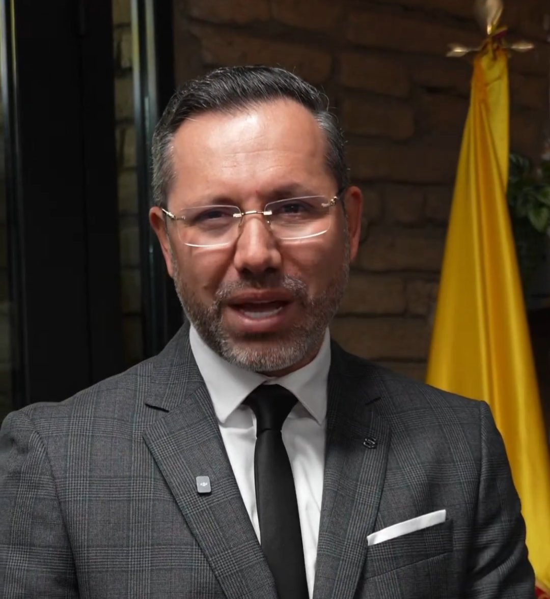 Visi0naria's tweet photo. ¿Se han dado cuenta que éste presidente se mantiene vestido como un lulo y mantiene a la gente igual de bien vestida?
¡Como debe ser! https://t.co/QqRrNrbybg
