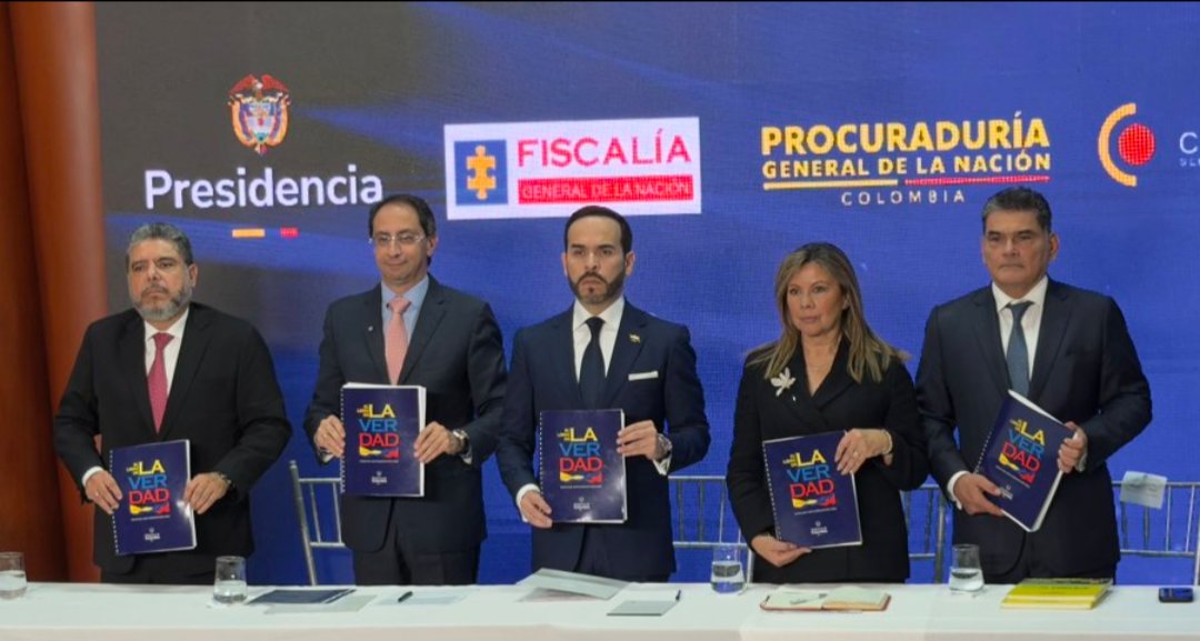 Visi0naria's tweet photo. ¿Se han dado cuenta que éste presidente se mantiene vestido como un lulo y mantiene a la gente igual de bien vestida?
¡Como debe ser! https://t.co/QqRrNrbybg