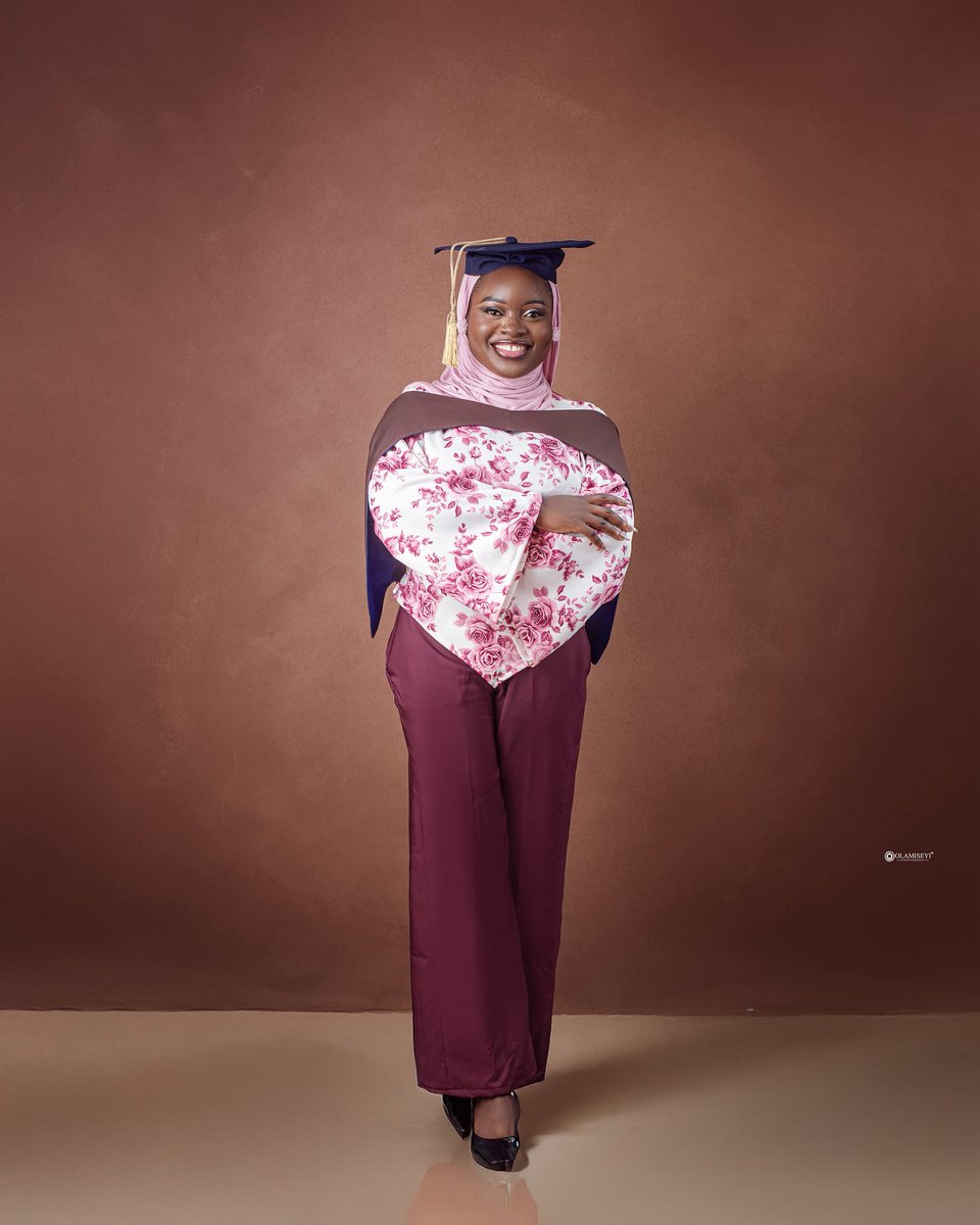 AdeyemiMuminat's tweet photo. “So which of the favours of your Lord will you deny?” — Qur’an 55:13 🤍

Forgot to post yesterday 😂🎓 but Alhamdulillah, I’m officially a graduate!

Forever grateful to Allah for bringing me this far. 🤲🏽✨

#B.Sc. Accounting 🎓 #LASU #classof2025 https://t.co/lpxcKcou24