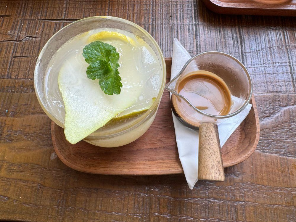 suppexremen6's tweet photo. [Craving a quick refreshing pick-me-up Whip up iced lemon matcha latte in 5 mins! Mix 1 tsp matcha powder, 8 oz cold water, 1 tsp honey, top with ice and a splash of oat milk. No fancy tools needed! ]， https://t.co/lUvLzQXEym