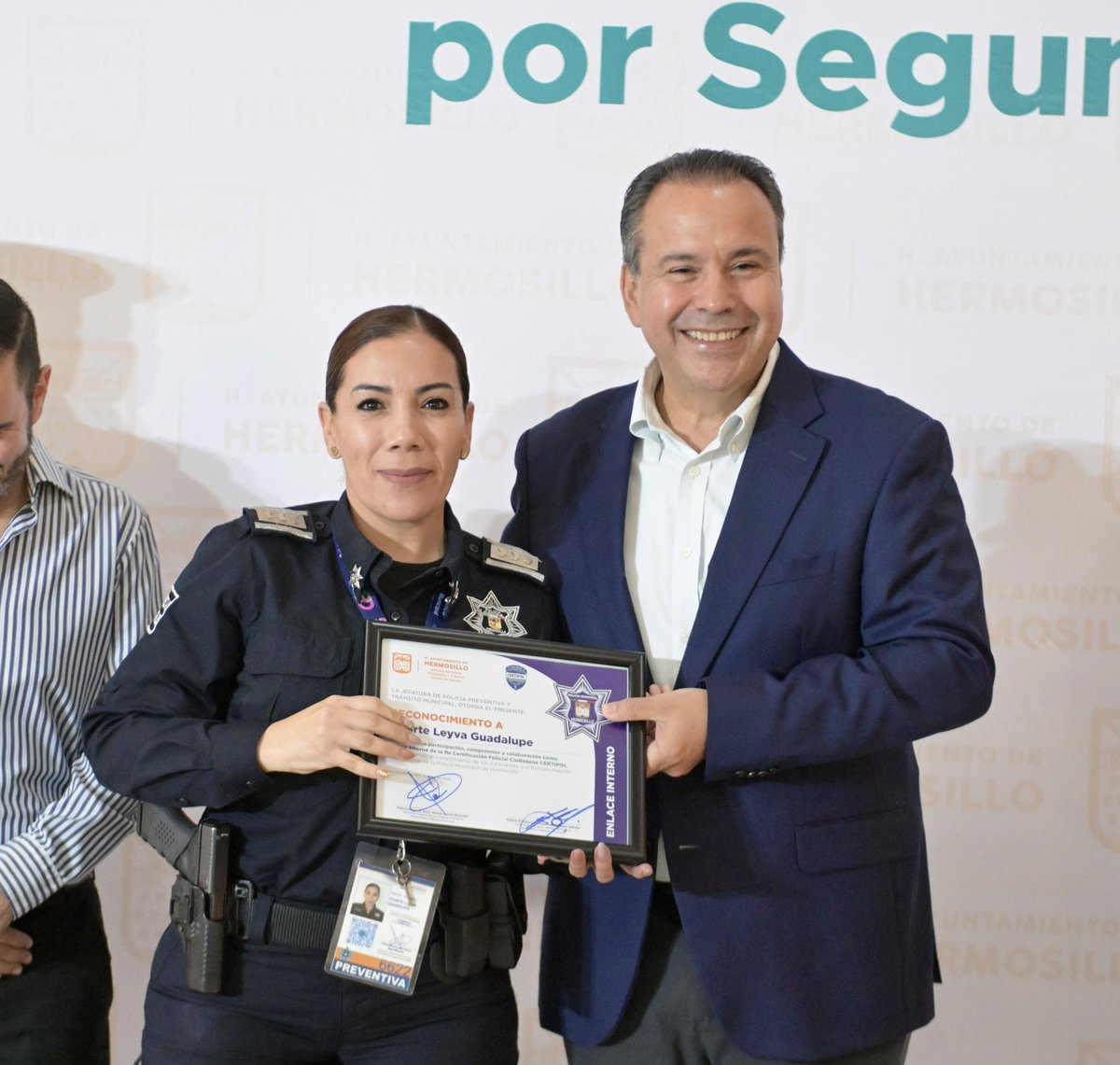 tonoastiazaran's tweet photo. ¡Seguimos blindando Hermosillo! 🛡️🚔

Nuestra Policía Municipal recibió por segunda ocasión la certificación ciudadana CERTIPOL, resultado del compromiso de más de 1,200 elementos con la profesionalización, la transparencia y la mejora continua.

Con una policía mejor preparada, fortalecemos la confianza y la seguridad de las familias hermosillenses. 👮‍♀️👮‍♂️

#TransformandoHermosillo