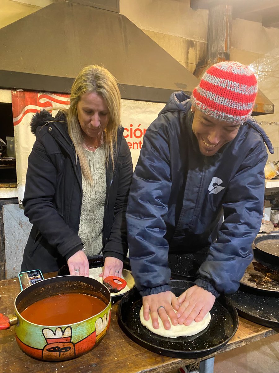 FundacionAAAJ's tweet photo. Argentinos Solidario 🍕❤️

Distribuimos pizzas a personas en de situación de vulnerabilidad, compartiendo una jornada de encuentro, acompañamiento y compromiso con quienes más lo necesitan.

Agradecemos especialmente a la panadería “Dulce Anita” por su colaboración, a la panificadora “Montesion” por la donación de prepizzas que hicieron posible esta acción, y a Papelera Oroño por su valioso acompañamiento.