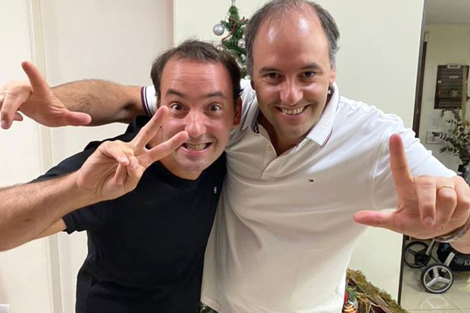 ElEconomista_'s tweet photo. 📲JULIANO: "Gran paradoja la de los hermanos Adorni, los dos contadores y los dos con problemas para hacer una declaración jurada. Uno se olvidó de poner un cero y el otro se olvidó de declarar medio millón de dólares en negro. Parece que se pasaron los apuntes de la cátedra de Contabilidad Creativa"