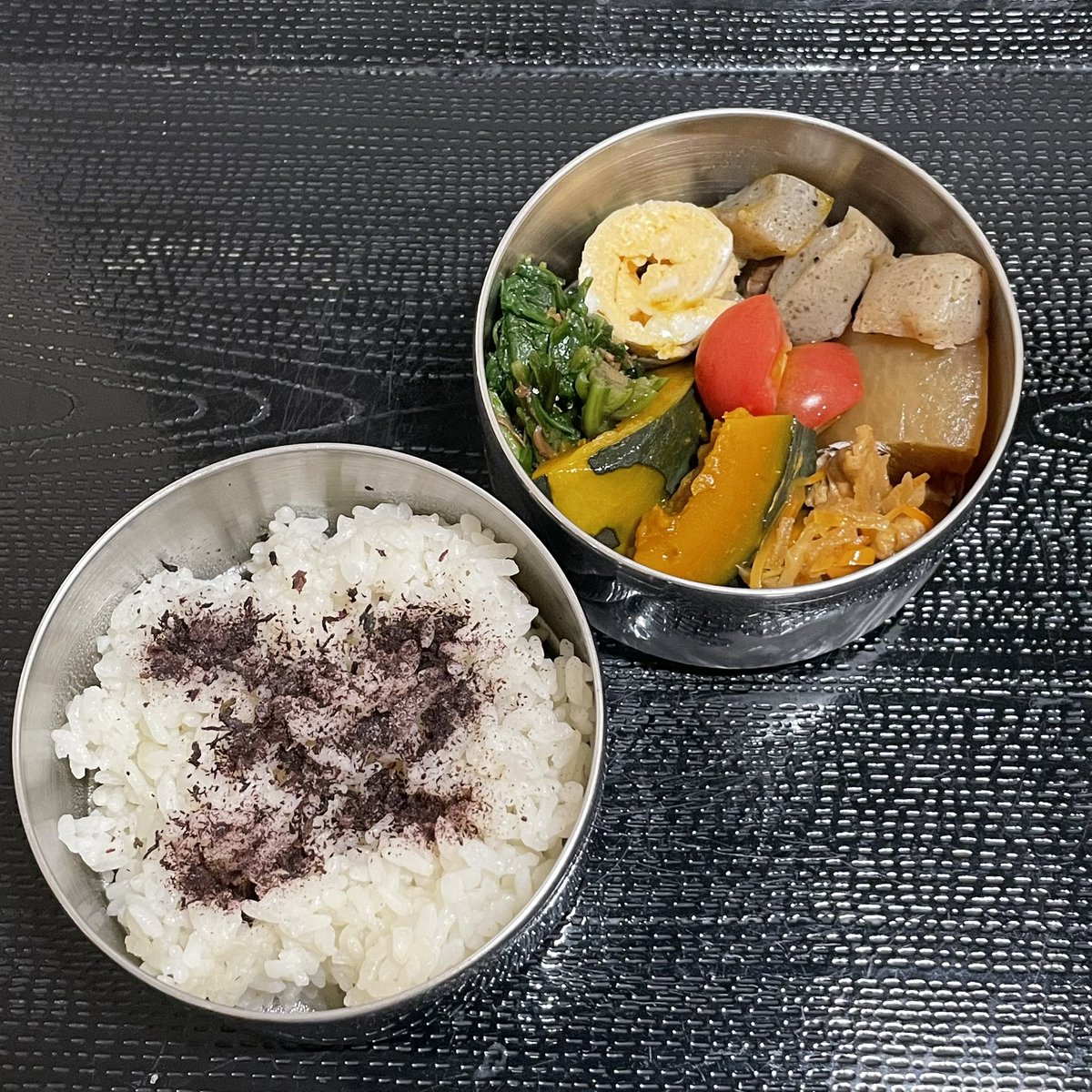 masako986's tweet photo. #お弁当記録 🍱

おはようございます☀️

今日は牛すじの煮込みと、家庭菜園で育てた坊ちゃんかぼちゃ🎃の煮物弁当です☺️

猛暑の中、汗をかきながら気合いを入れて煮物を作りました😂💦

暑い日に煮込み料理はなかなか大変ですが、手作りのおかずが詰まったお弁当を見ると、ちょっと嬉しくなります♪ https://t.co/ni0rFAASyB