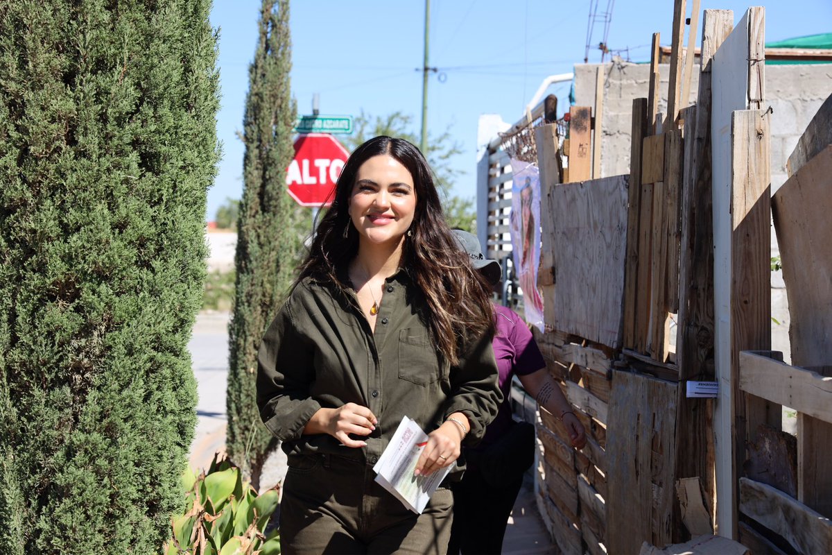 AndreaChavezTre's tweet photo. Iniciamos este ombliguito de semana de la mejor manera, tocando casa por casa, recorriendo Valle Fundadores y compartiendo los logros de nuestra Presidenta @Claudiashein.

Gracias a cada familia que nos abrió la puerta, que se tomó unos minutos para platicar y que nos recibió con todo el cariño. Se siente cada vez más fuerte el ánimo de seguir organizándonos desde abajo para que la Transformación también llegue con toda su fuerza a Chihuahua.

Vamos muy bien, pero confiarnos, jamás. ¡A seguir caminando, convenciendo y organizando al pueblo!