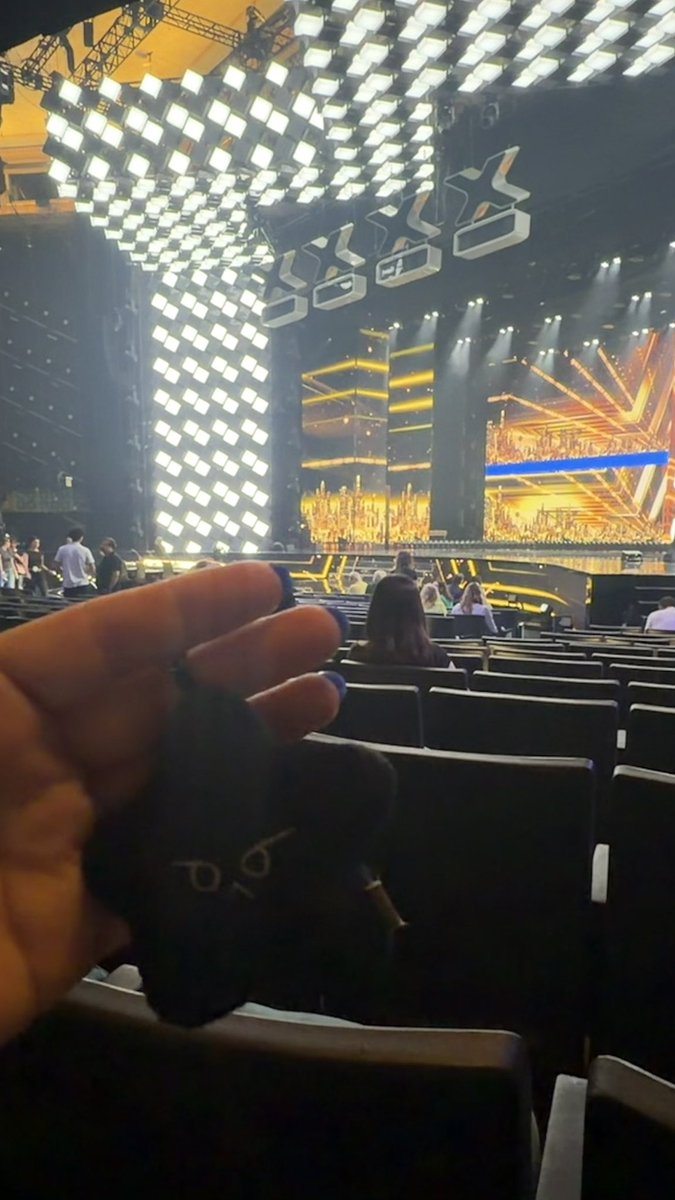 stillwith127's tweet photo. and doyoung IS in the building! https://t.co/bbd9siqfZk