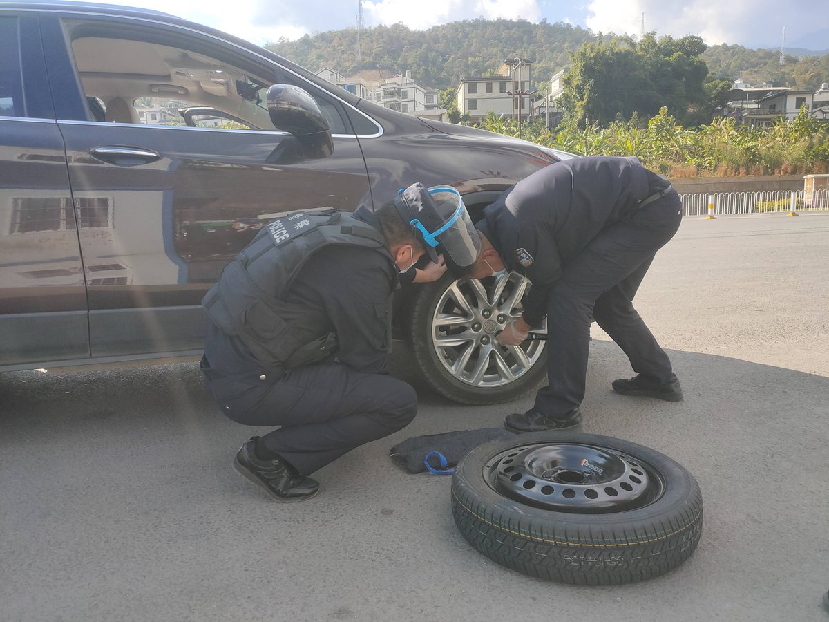 Premkumar442's tweet photo. A stranger stopped to help me fix my flat tire in the pouring rain today. No name needed, just a warm act that made my whole week. https://t.co/kNrP53f7Tx