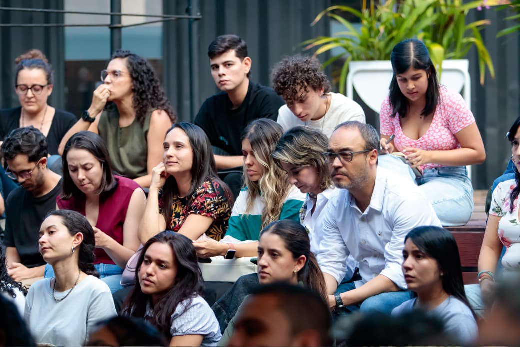 CValorPublico's tweet photo. ¿Cómo diseñamos ciudades que pongan la vida cotidiana y los cuidados en el centro?

Desde @urbam_EAFIT y Valor Público convocamos una conversación con la arquitecta y urbanista @zaidamuxim para reflexionar sobre cómo el cuidado, la vivienda y la perspectiva de género transforman nuestra manera de pensar y habitar el espacio urbano.