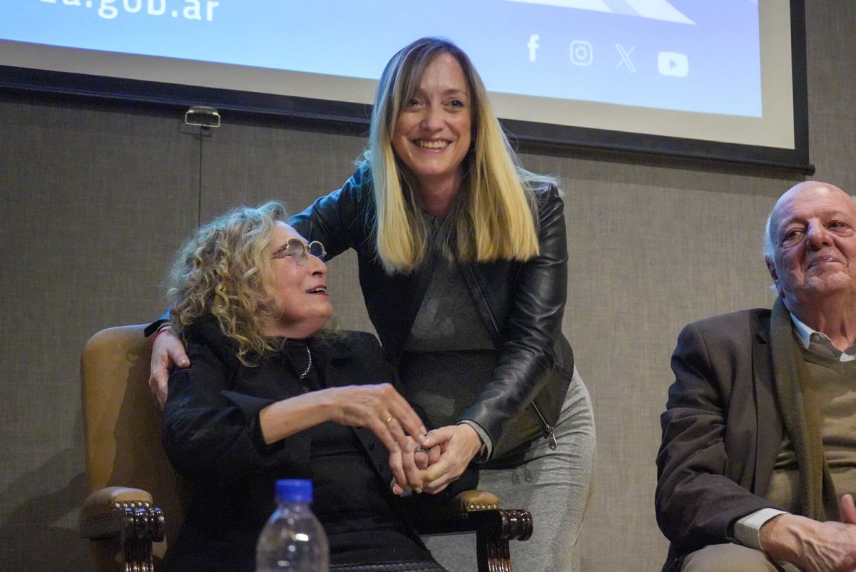 anabelfsagasti's tweet photo. Hoy vivimos un encuentro hermoso, de esos que quedan en el corazón. Tuve el enorme orgullo de entregarle a la querida Patricia Fadel la Distinción Evita Compañera del Senado de la Nación.

Mucho amor, anécdotas, risas y emoción para reconocer a una compañera enorme. ❤️ https://t.co/FfeOITuQui