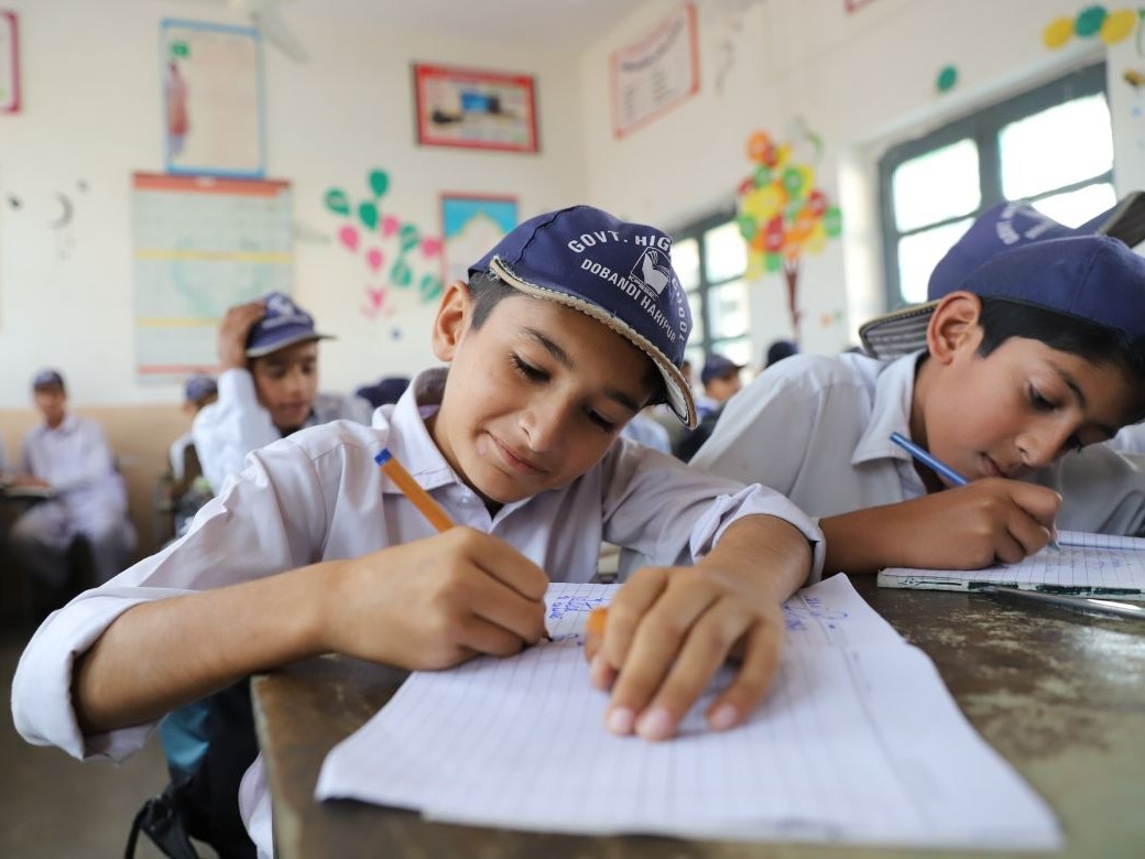 GPforEducation's tweet photo. In Pakistan, education data helps keep children in school.
Supported by GPE and @UNICEF_Pakistan, an integrated data system now tracks over 5.4 million enrolled children in Khyber Pakhtunkhwa.
#FundEducation #MultiplyPossibility https://t.co/jtOyQr6xlW