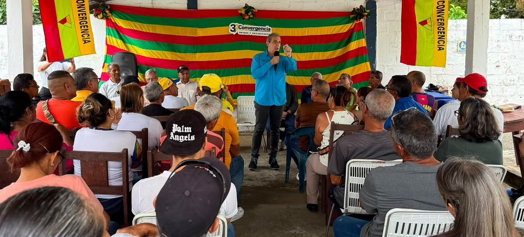 BiagioPilieri's tweet photo. Extraordinaria jornada en nuestra mesa de trabajo con los coordinadores de los centros de votación de la parroquia Chivacoa, en nuestro querido estado Yaracuy. 🇻🇪

Escucharlos, afinar detalles y revisar cada gestión nos demuestra que el verdadero compromiso se construye desde las bases, con la gente que está al frente en cada comunidad. 

Seguimos sumando voluntades, cada día más unidos y organizados.🤝🏻🇻🇪