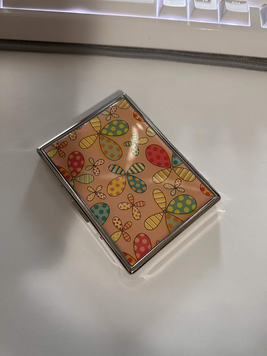 sqwizmo's tweet photo. @astarinthesea_ i hate it so much ;-;
on top of that, the opening flap is as long as the actual box making it so inconvenient to grab open. cigarette cases are a life saver <3 https://t.co/UnqoBOzafh