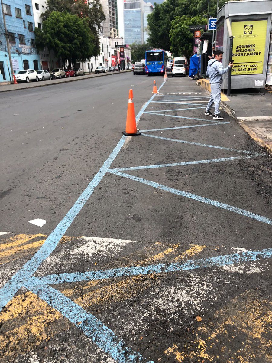 AlarconMerielle's tweet photo. Una parada del trolebús, pero le ganan el espacio los GANDALLAS del SITIO DE TAXIS @ClaraBrugadaM @LaSEMOVI @adnnoticiasmx https://t.co/RHd8TYiup1