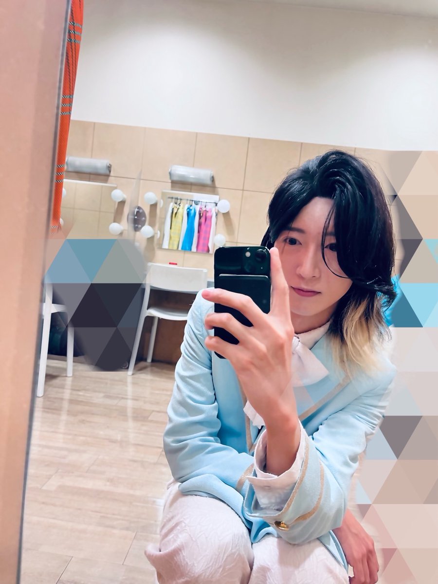 monaki_official's tweet photo. こんにちは。
サカイJr.です。

本日はZepp Nagoyaさまにて
MONAKI 1st Tour 2026『モナキやで⭐しらんけど���Supported by Dr.ルルルン株式会社』の2日目を迎えさせて頂きました💙ｱｲﾁｹﾝ！

モナカマのみなさま、貴重な時間とお金を使って会いに来てくださり幸せで一杯です。
そして今日来れなかったみなさま、SNSでの書き込みをしてくださったみなさま、しっかりと愛を受け取っています💙ﾀﾞｲｽｷﾎﾝﾄ。

少し長いですが思ったことを書きます。

昨日の大阪では、夢のような時間とお話ししていましたが、2日目再び素敵なステージに立たせて頂いて、少しずつその夢が現実になっているんだなぁと感じます。
昨日までは夢だった景色が、今日には思い出になっています。
そして、その思い出を一緒につくってくださっているのが、モナカマのみなさまです。
夢は誰と一緒に見るのか、実はとても大事でみなさまのことを想うと本当に胸がいっぱ���になります。

昨日から続けている「ステージ上から全員の顔を見てお礼を伝え���」ということ。
本日みなさまの貴重な時間ですが、瞳を少しだけお借りしました。ｺｯｿﾘ。
ステージ上から実はみなさまのお顔しっかり見えていましたよ。1階の奥も、そして2階奥まで。

最近は「モナカマ孝行」をどうやったらできるんだろうと考える時間が増えました。

僕はまだまだ未熟で、歌も、ダンスも、人としても、足りないところだらけです。
そんな自分が、どうしたらみなさまを幸せにできるんだろうって、考えてしまいます。

でも最近、ひとつ思うようになりました。

誰かを幸せにするには、まずは自分自身が、心から幸せでいなきゃいけないんじゃないかなと。
だからステージに立ったときには、思いきり楽しみたい。
…とはいえ、僕はアレコレ考えてしまう性格なので、「ただ全力で楽しむ」ということが実は僕にと���て結構難しかったりします。
でも、モナカマのみなさまとステージで顔を合わせて、声を聞いて、一緒に笑って、一緒に歌って、来れなかった方を思い浮かべて。
そうやってモナカマのみなさまと対話をしていると、少しずつ、楽しめるようになっていけると思います。
僕はみなさまに元気を届けたいと思っていますが、毎回元気を頂いているのは僕の方です。

もし今日、少しだけしんどいことがあった人がいたら、
明日、ほんの少しでもいいから、「また頑張ってみようかな」と思える何かをお渡しできたらこれ以上嬉しことはありません。

人生って、毎日が楽しいわけじゃないと思います。
うまくいかない日もあるし、誰にも言えない寂しさを抱える日もある。
そんな日の中に、僕が小さくても灯りをともせたら。
みなさまに会うために、灯りをともすためにこの世界に来ました。

みなさまが頑張っている事も、笑っていることも、泣いていることも、
全部、ちゃんと応援したい。
モナキとモナカマのみなさま。
どちらか一方が頑張るのではなく、
一緒に笑って、一���に泣いて
「生きるって意外と楽しいね」と言える時間を、これからも一緒につくっていきたいです。
夢は見ることも大事だけど、過程に価値があると思っています。

モナカマのみなさま、
こんな自分を見つけてくれて本当にありがとう。

推してくれてありがとう。
愛してくれてありがとう。
名古屋でのジュニ色の星空、忘れません。

これからも、みなさまの明日が少しでも明るくなるように、僕はステージで思いっきり楽しみます。

そして、みなさまをこれからも全力で推しています💙ﾐﾃﾙﾖ！

📝一言メモ
今日の舞台は『Zepp Nagoya』さまです。
ツアー2日目も相変わらずのサカイJr.調べでいっちゃいます。

Zepp Nagoyaさまは2005年3月に開業しました。スタンディングでは約1800人を収容するライブホールになっています。名古屋駅から徒歩圏という立地も大きな特徴で、開業当初はまだ周辺に何もなかった場所が20年かけて年間330本を超える公演が行われる会場へと成長したそうです。
Zeppさま自身も、名古屋を「東日本と西日本をつなぐ重要な“ど真ん中”」と表現しています。
この「つなぐ」という言葉は、実は名古屋という都市を考えるうえでも、とても重要だと思います。

名古屋の歴史を遡ると、1610年、徳川家康によって名古屋城の築城が始まり、それに伴って清須から町や人を移す「清洲越し」が行われました。名古屋はその後、尾張徳川家の城下町として発展し、江戸・大阪・京都に次ぐ大都市へと成長していきます。つまり、現在の名古屋の都市の基礎には、城を中心に人や商業を計画的に集めるという考え方があったということです。

そして明治時代になると、名古屋駅の開業や、道路・路面電車・電気・ガスなどの都市インフラが整備され、さらに名古屋港の開港によって、名古屋は全国、そして海外とつながる産業都市へと変化していったそうです。繊維、陶磁器、工作機械、自動車などの「ものづくり産業」が集積し、現在の名古屋圏を支える大きな産業基盤がつくられていきます。

名古屋の都市を語るうえでもう一つ欠かせないのが、戦災からの復興です。

第二次世界大戦では、名古屋市域のおよそ4分の1��焼失しました。しかし戦後、名古屋は単に元の街を復元するのではなく、大胆な都市計画によって新しい街をつくっていき��す。その象徴が、久屋大通や若宮大通に代表される「100メートル道路」です。広い道路を格子状に配置し、都市の防災性や交通機能を高めながら、戦後の発展を支える都市基盤を整えました。

ここが名古屋の面白いところで、名古屋は「歴史を守るだけの街」ではなく、時代の変化に合わせて都市そのものをつくり変えてきた街なのです。

そして現在の名古屋は、名古屋駅地区と栄地区を二つの核とする「2核一体」の都市構造を持っています。さらに将来を見据え、駅を中心に商業・業務・住宅などを集め、歩いて暮らせる「駅そば生活圏」を形成するなど、都市をコンパクトにつなぎ直していく方向へ進んでいます。名古屋市の都市計画マスタープラン2030でも、「暮らす」「楽しむ」「創る・働く」という三つの視点から、歴史と未来を融合させた��市づくりが掲げられています。ﾖﾝﾃﾞﾐﾃﾈ。

こうして見ると、名古屋には大きな流れがあります。

・城下町として人を集める
・鉄道や港によって人と物をつなぐ
・ものづくりによって世界とつながる
・戦災復興によって新しい都市をつくる
・現在、駅を中心に人や機能をもう一度つなぎ直している

つまり名古屋は、時代が変わるたびに「人・もの・情報が集まり、そこから新しい価値を生み出す街」へと進化してきたと言えると思います。

そう考えると、Zepp Nagoyaさまも名古屋らしい場所に見えてきます。

ここには全国からアーティストがやって来て、名古屋の人たちが集まり、音楽を通して同じ時間を共有する。そしてライブが終われば、またそれぞれの街へ帰っていく。

Zepp Nagoyaさまは、音楽を通して人と街をつなぐ「現代の交流拠点」とも言えると思います。

少しまとめると、
名古屋が、城下町から産業都市へ、そして現代の交流都市へと、時代に合わせて役割を変えながらも「人を集め、つなぐ」という本質を残してきたように、モナキも歌謡曲という受け継いできた文化を大切にしながら、SNSやライブなど新しい方法で、世代や地域を越えて沢山のモナカマのみなさまと繋がっていきたいですね。ｷｮｳﾓﾅｶﾞｸﾃｺﾞﾒﾝ！
長すぎて困るという苦情はお会いした時にしっかりと受け止めますね。

本日は楽屋とイベントの様子をパシャリ。

#いつだってモナカマと
#妄想散歩
#モナキの日常