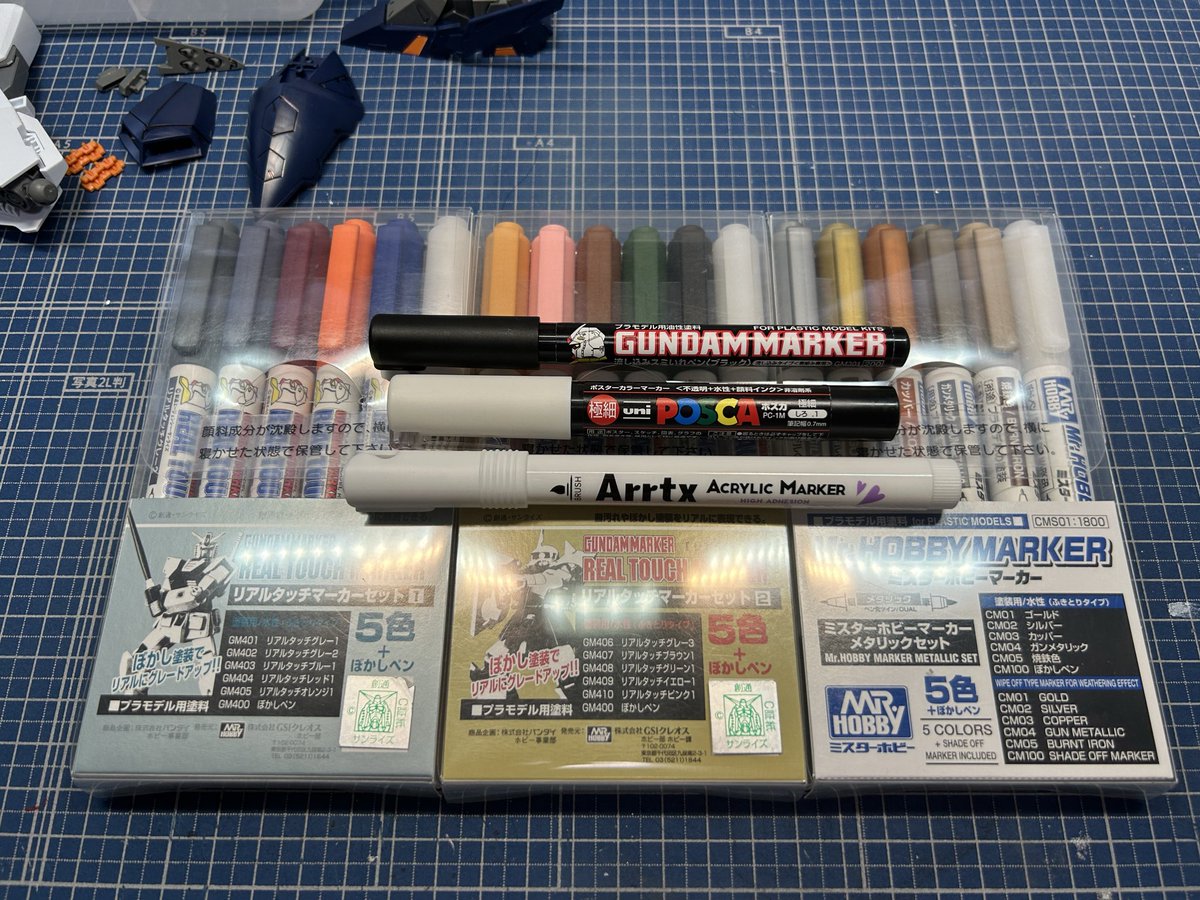 ryuujin_orsted's tweet photo. 素組放置していたHGクスィ
コレらを使って横着部分塗装の成形色仕上げで

YouTubeで見たamazon推しのアクリルマーカーを使ってみたくて
そしてポスカが使えるとも聞いたので試行錯誤しながら

スミいれペン以外は全て水性 https://t.co/TbqwpGpUP3