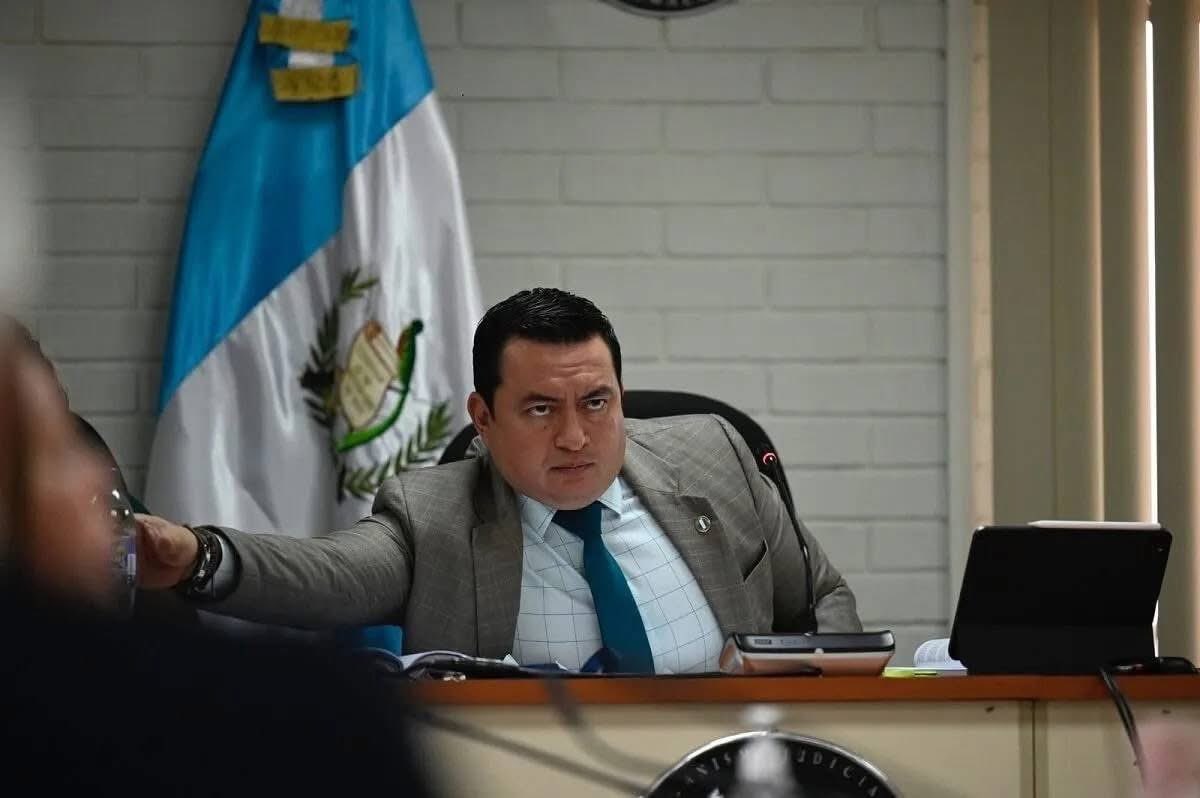 J_AlexValdez's tweet photo. Hoy, la PNC reportó la captura de Daniel Alexander Paz, supuesto líder de una estructura criminal. Sin embargo, el juez Jimi Bremer ordenó dejarlo en libertad, sin realizar la primera declaración en la que el MP contemplaba imputarle tres delitos. ⬇️. 

📸Prensa Comunitaria/DCA https://t.co/c5FJl6kvcl