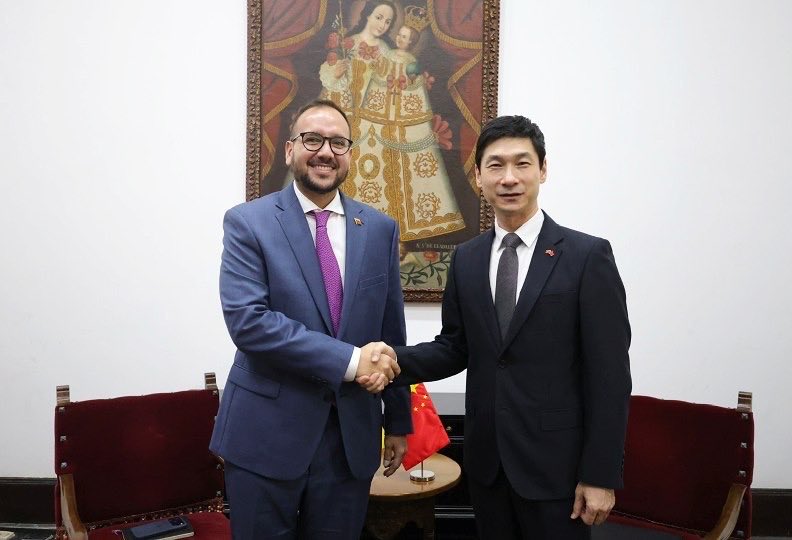 japerezve's tweet photo. Sostuvimos gratos y fructíferos encuentros con los Embajadores de Türkiye, China e India acreditados ante la República Bolivariana de Venezuela, a quienes agradecemos sus respectivas visitas de cortesía.

Durante estos intercambios, pasamos revista a distintos temas de interés común de la agenda multilateral y conversamos sobre las oportunidades para continuar fortaleciendo la cooperación, la coordinación y el diálogo en los diversos espacios internacionales en los que participan nuestros países.

Coincidimos en la importancia de seguir promoviendo un multilateralismo inclusivo, basado en el respeto a la Carta de las Naciones Unidas, el Derecho Internacional y los principios de soberanía e igualdad de los Estados, así como de continuar ampliando espacios de cooperación que contribuyan a la paz, el desarrollo y el bienestar de nuestros pueblos. 🇻🇪🇹🇷🇨🇳🇮🇳