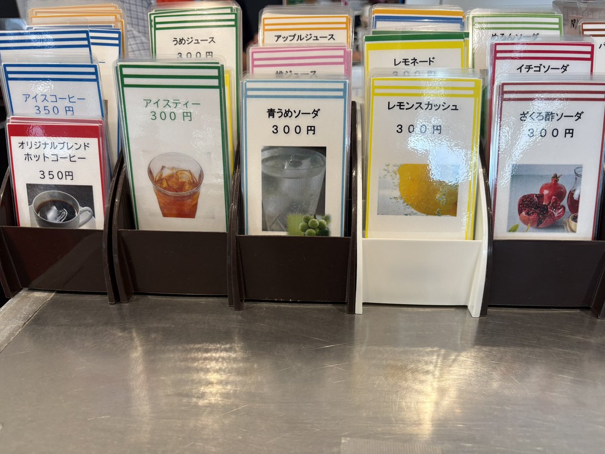 hokennobro's tweet photo. 障害者の方が運営するカフェの合理的配慮、めっちゃいいじゃん！！

メニュー見る→客側が札を取る→レジで渡す→会計。

聞き取りやコミュニケーションが苦手な当事者も社会参加できる合理的配慮、最高だった！ https://t.co/UmbpJFzU5y