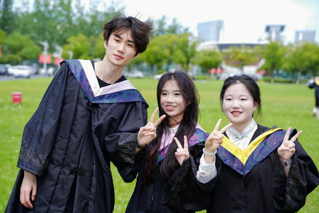 RX700cc's tweet photo. Today we close one chapter and step into the next—cheers to late-night library sessions, laugh-filled campus walks and the people who made these years unforgettable. Grad 2024, let’s go! https://t.co/2oNa2MaQcc