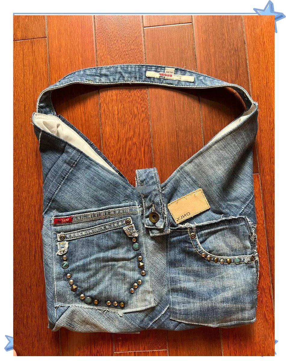 n50873137's tweet photo. Just upcycled old jeans into a cute crossbody pouch! Cut, sew, and added a vintage button—zero waste, full style.  #DIYCraft #UpcycleProject， https://t.co/vMWcLWwweU
