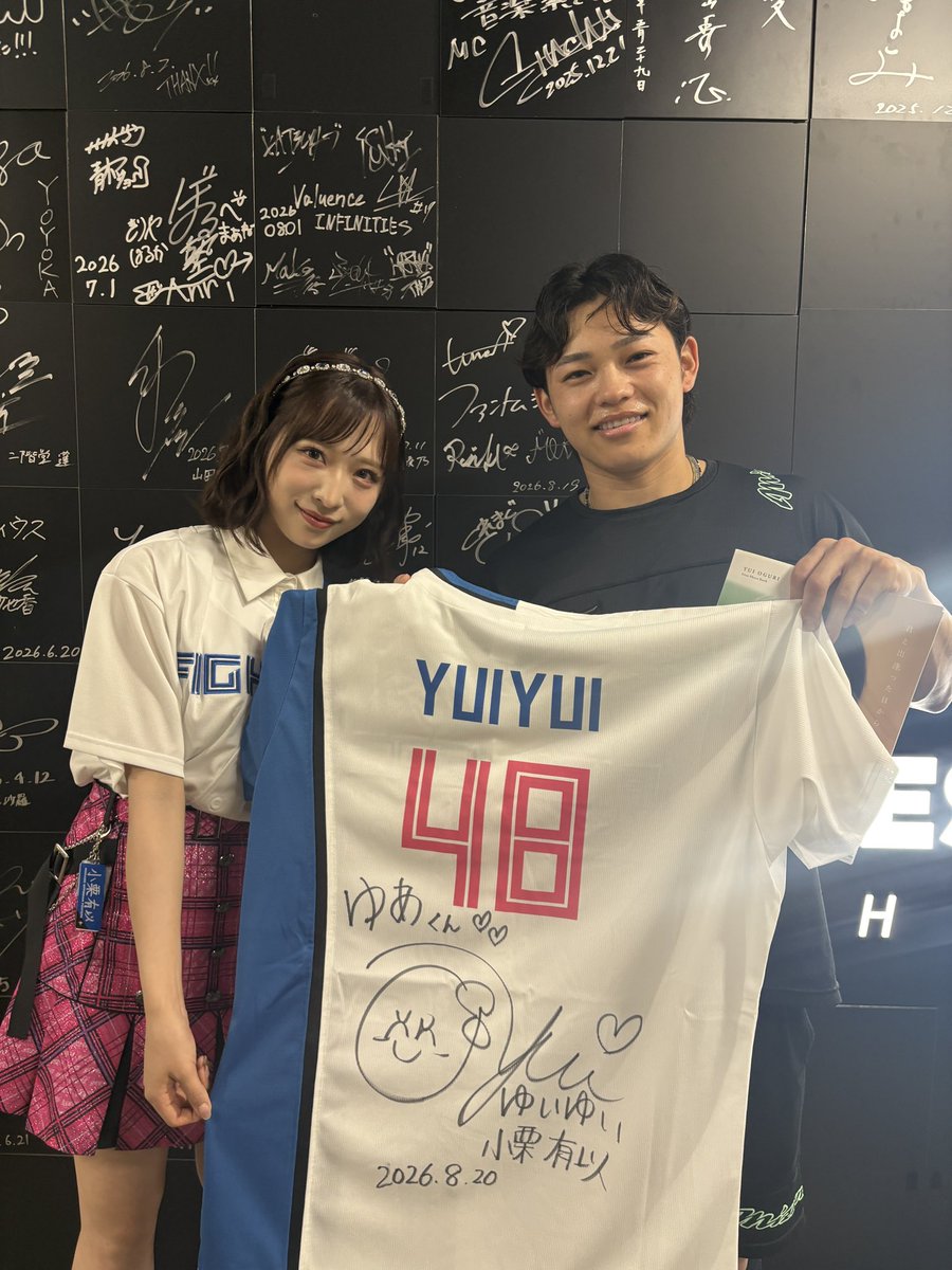 FightersPR's tweet photo. 田宮裕涼選手&amp;細川凌平選手が推し活🎀

〈AFTER GAME〉に出演する
#AKB48 小栗有以さん、伊藤百花さんと📸

2選手も持っているコラボグッズは、こちらをチェック✅
https://t.co/rnj3U6zuSj

#ドミれ 
#lovefighters https://t.co/775eHx0iFa