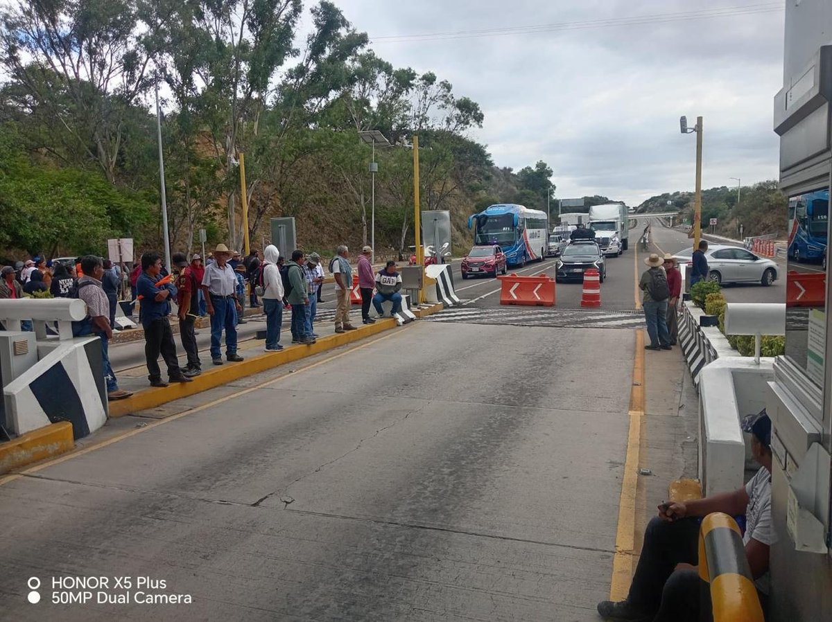OaxacaCapital's tweet photo. Huitzo levanta protestas tras acuerdos con CAPUFE

Giuseppe Martínez | Oaxaca Capital 

#PuntoCapital|| Después de tres días de protestas, habitantes de San Pablo Huitzo acordaron levantar las movilizaciones tras alcanzar acuerdos con Caminos y Puentes Federales (CAPUFE) para atender las afectaciones ambientales que, aseguran, genera la operación de la supercarretera 135D, principalmente por el vertimiento de aguas residuales de los baños hacia terrenos y cuerpos de agua de la comunidad.

Durante la mesa de diálogo con personal de oficinas centrales de CAPUFE fueron revisados los 15 puntos planteados por Huitzo, relacionados con la atención de los daños ambientales, el manejo de las aguas residuales, la basura que se genera en la zona de la carretera y las afectaciones derivadas de los trabajos de mantenimiento de la vía. Para cada demanda se establecieron compromisos y rutas de solución.

La comunidad informó que algunos de los acuerdos deberán atenderse a la brevedad, mientras que otros requieren trabajos técnicos y seguimiento a mediano y largo plazo. Los compromisos quedaron asentados en una minuta, y a partir de este miércoles comenzarán a definirse los plazos para su cumplimiento.

Con estos acuerdos, Huitzo decidió concluir las protestas, aunque advirtió que mantendrá vigilancia sobre las acciones de CAPUFE y el cumplimiento de cada uno de los compromisos asumidos.