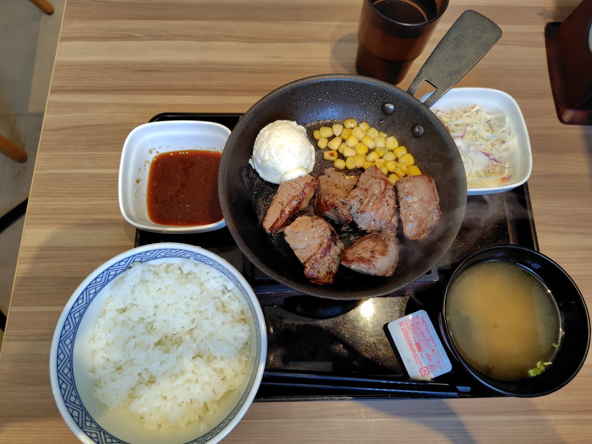 shimarichan's tweet photo. 気になってた吉野家の「極旨鉄板焼ステーキ定食」食べてきた。
税込み1,498円だけど、結論から言うと失敗だった。肉が固くて美味しくないのだ。この値段のステーキに期待したのが間違いだった。
悪いこと言わないから、これは選ばない方が良い。牛丼食った方がよほど満足感がある。 https://t.co/y9mjjYpQl6