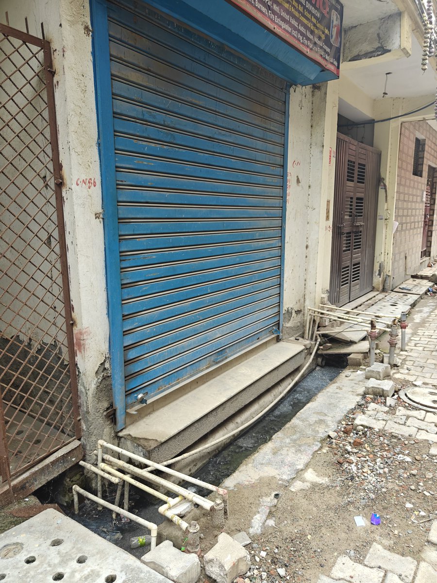Sachinn1205's tweet photo. @gupta_rekha @DelhiPwd @MCD_Delhi I request the Government and my Area MLA to kindly take immediate action against the responsible officials and workers for their negligence and delay. Despite repeated complaints, no permanent action has been taken. https://t.co/wU3PnYTcgU