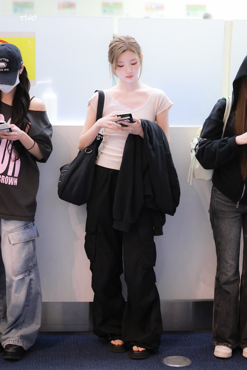 whiteAngell0009's tweet photo. 伏せ顔キレイすぎるジウちゃん...マスクしてようが、気怠げにスマホ触ってても何してても綺麗じゃん...好きぃ... https://t.co/WPzDJtOnLI