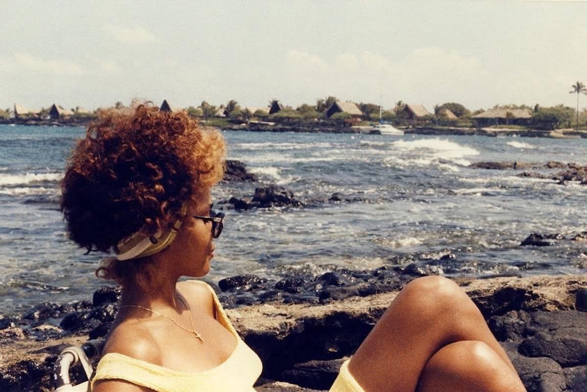 whitneysfanclub's tweet photo. We love this photo of Whitney soaking up the sun 💛 How are you soaking up the last stretch of summer?
📸: Photo Courtesy of The Estate of Whitney E. Houston https://t.co/4glEtOGGMy