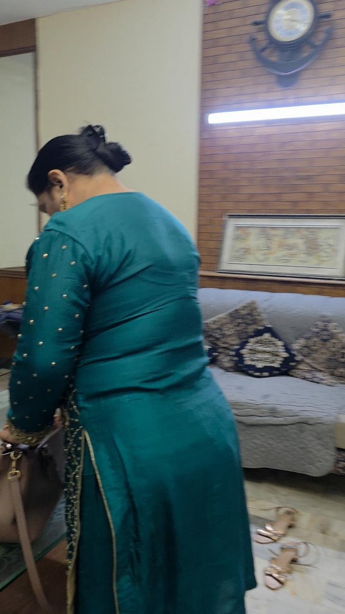 PAKIDADUK's tweet photo. Love these types of Mums. This sent by her son. From Pakistan 

Tahira. 50 years old https://t.co/WUrncJdZLy