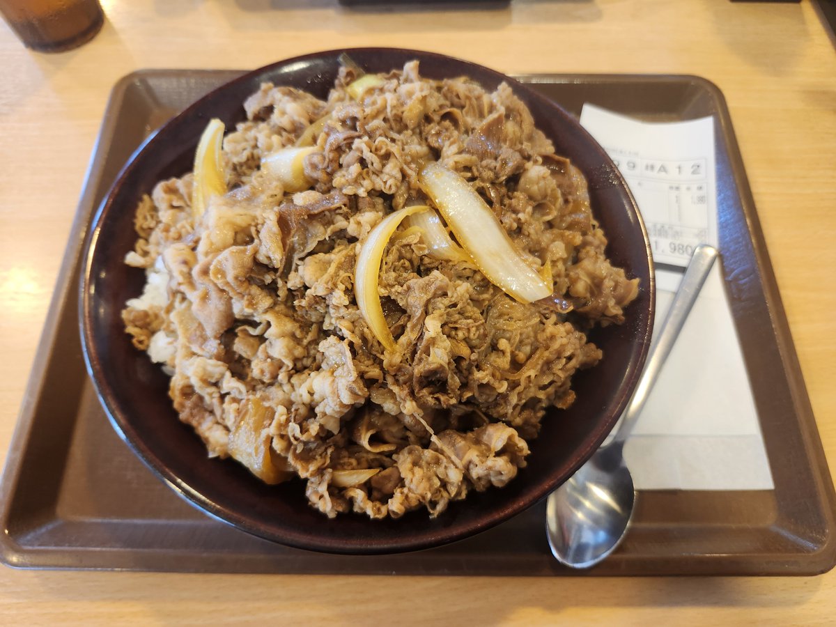 0808NAGI's tweet photo. 久しぶりにキング牛丼食ったけど量減った？追加で唐揚げ6個と味噌汁食べちゃった https://t.co/mAucoYm0of