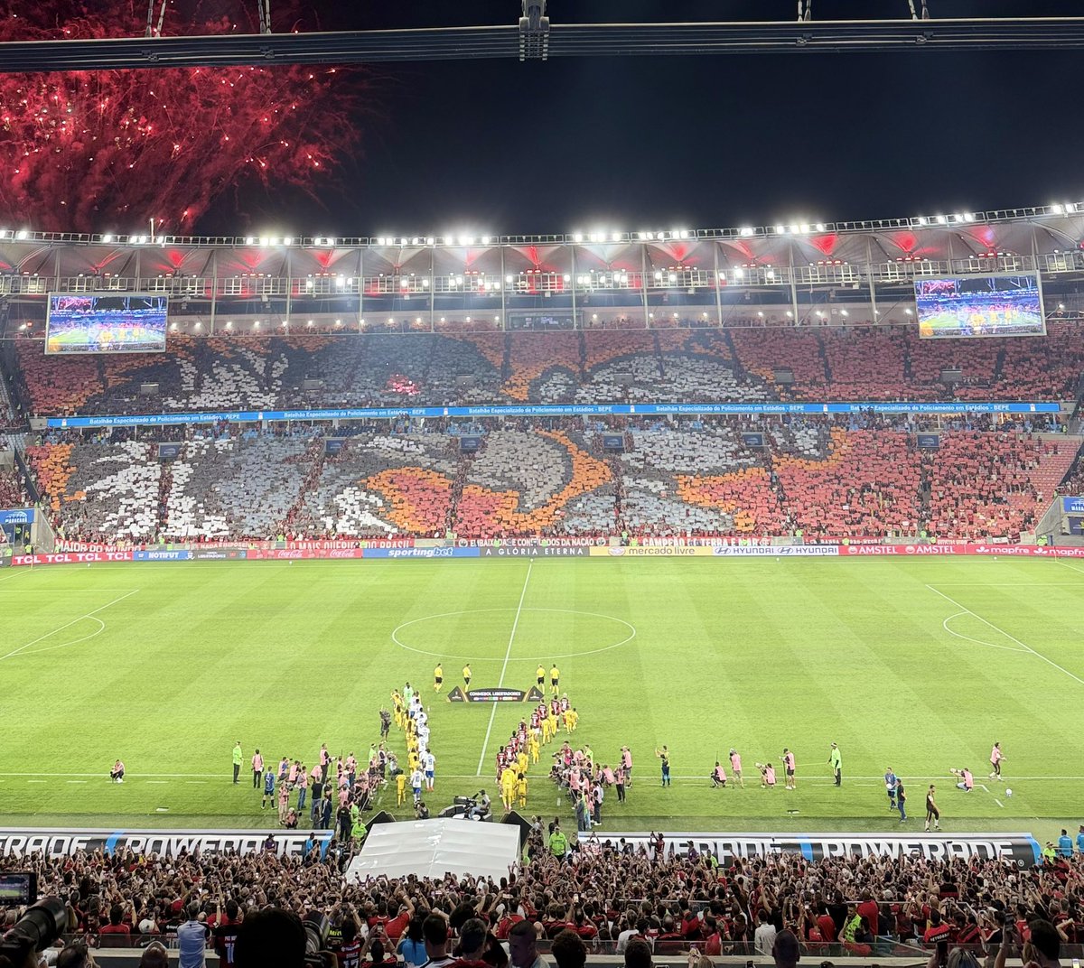 simpraisa's tweet photo. Mais imagens do lindo mosaico da torcida do Flamengo no Maracanã https://t.co/Up7olMCCNg