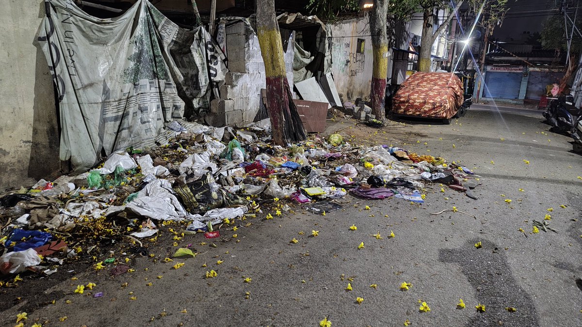 1MudassirP's tweet photo. @BDAOfficialGok @GBA_office 
We are facing garbage issue, reported last month it was clean but again all of sudden from Sunday night we can see to much of garbage again, BBMP auto comes &amp; go, not clear, reporting again this issue since yesterday no result 😔.
@krishnabgowda sir. https://t.co/lNNN9Csshr