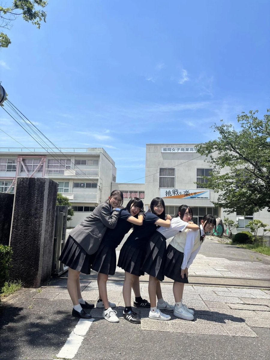 djilcJBpuIV4JQL's tweet photo. 📖【女子商の魅力がギュッと詰まったパンフレット公開中！】

今年のパンフレットは、生徒がキャッチコピーの考案からモデル出演まで主体的に制作しました✨

女子商生のリアルな声が詰まった一冊です！

▼デジタル版はこちら
https://t.co/lqtkzXdbI3

#福岡女子商業高校 #学校パンフレット https://t.co/26J63DVYC9