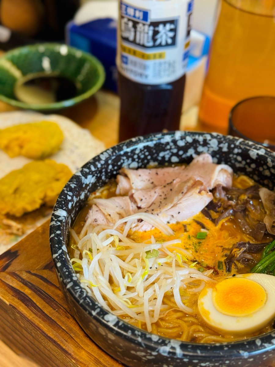 zerorain33's tweet photo. Late night, warm bowl of pork bone ramen, soft glowing lanterns, quiet comfort for a tired soul. https://t.co/oAFjmaCaJN